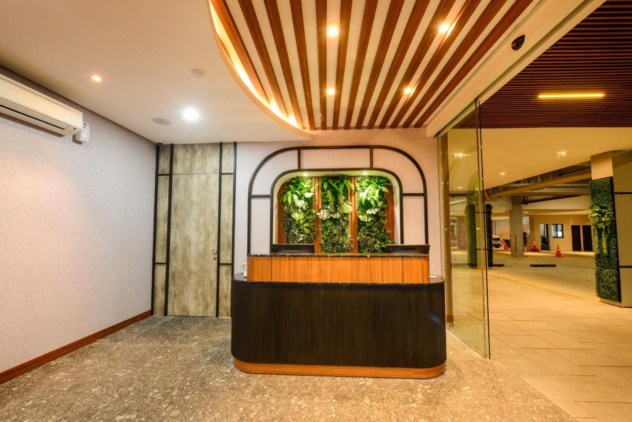 Nata Azana Hotel Solo Esterno foto