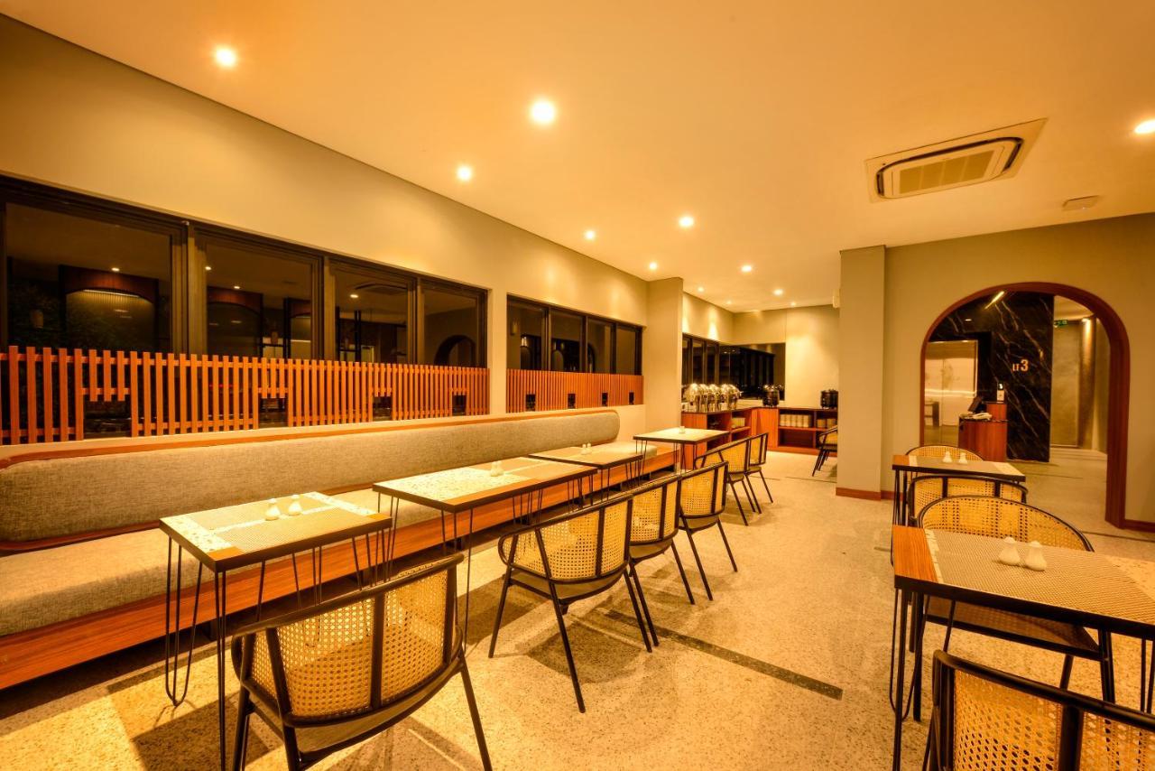 Nata Azana Hotel Solo Esterno foto